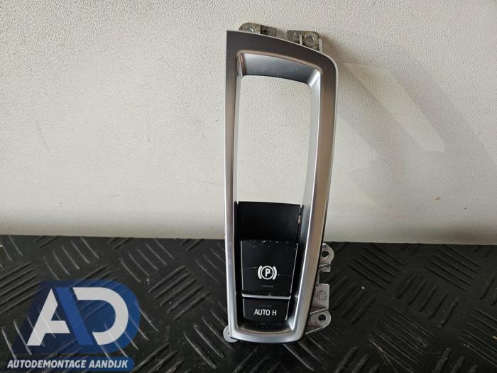 Używane Przelacznik hamulca postojowego BMW 5 serie Touring (F11) 535d 24V Cena € 24,99 Procedura marży oferowane przez Autodemontage Aandijk