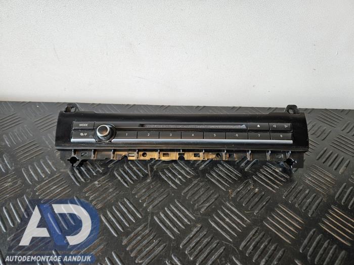 Używane Panel obslugi radia BMW 5 serie Touring (F11) 535d 24V Cena € 49,99 Procedura marży oferowane przez Autodemontage Aandijk