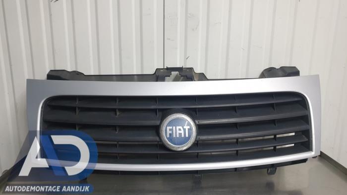 Używane Grill Fiat Scudo (270) 2.0 D Multijet Cena € 49,99 Procedura marży oferowane przez Autodemontage Aandijk