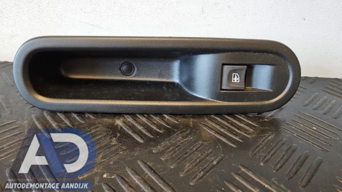Usados Interruptor de ventanilla eléctrica Renault Twingo III (AH) 1.0 SCe 65 12V Precio € 14,99 Norma de margen ofrecido por Autodemontage Aandijk