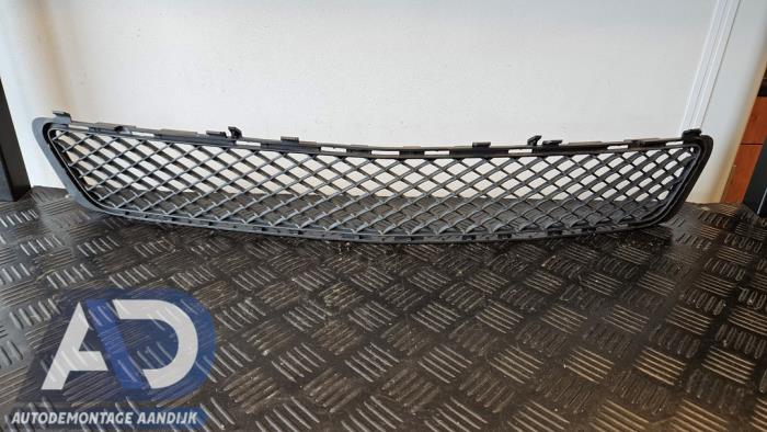 Begagnade Grill Mercedes E Estate (S212) E-350 CDI V6 24V BlueEfficiency Pris € 29,99 Marginaltabell erbjuds av Autodemontage Aandijk