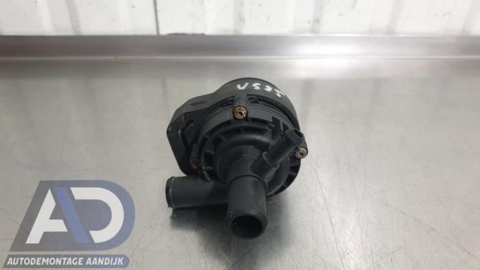 Begagnade Extra vattenpump Mercedes E Estate (S212) E-350 CDI V6 24V BlueEfficiency Pris € 19,99 Marginaltabell erbjuds av Autodemontage Aandijk