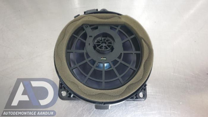 Enceinte haute fréquence dans les portes arrière