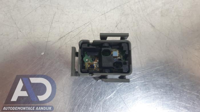 Begagnade Regnsensor Mercedes C Combi (S203) 2.2 C-200 CDI 16V Pris € 19,99 Marginaltabell erbjuds av Autodemontage Aandijk