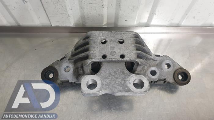 Engine mount from a Opel Astra K Sports Tourer 1.6 CDTI 136 16V 2019