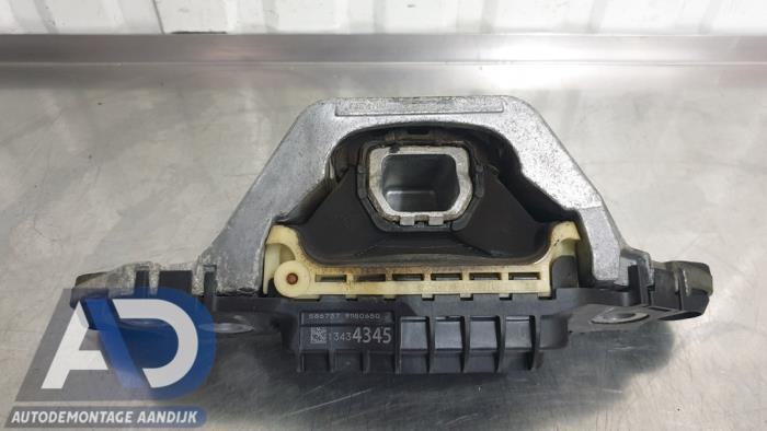 Engine mount from a Opel Astra K Sports Tourer 1.6 CDTI 136 16V 2019