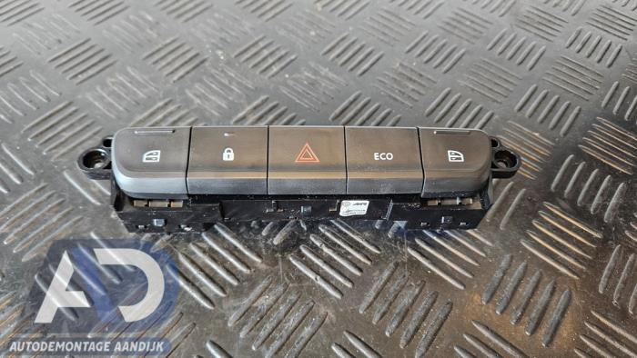 Usados Interruptor combinado de ventanillas Dacia Spring 45 Precio € 29,99 Norma de margen ofrecido por Autodemontage Aandijk