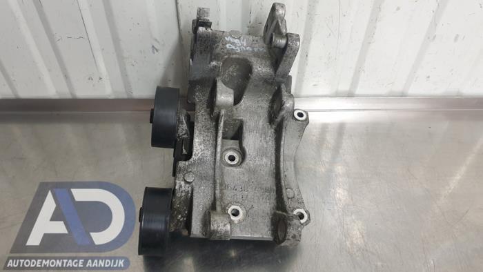 Usagé Support dynamo haut Peugeot Expert (222/224) 2.0 HDi 110 16V Prix € 39,99 Règlement à la marge proposé par Autodemontage Aandijk