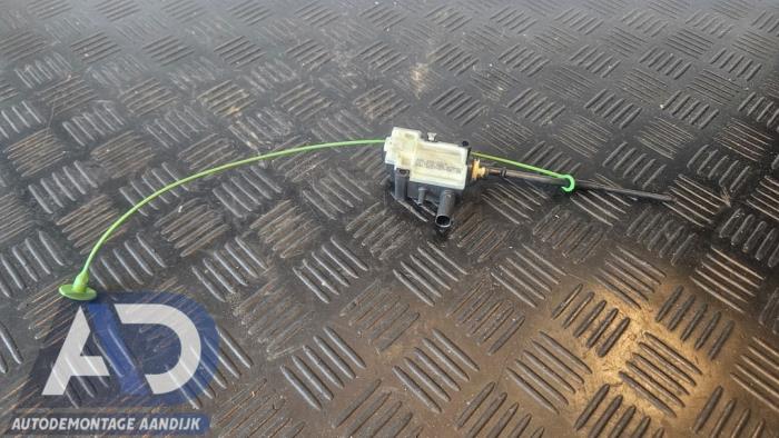 Fuel tank cap lock motor