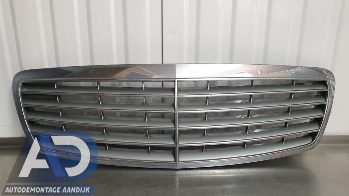 Begagnade Grill Mercedes E Combi (S211) 2.7 E-270 CDI 20V Pris € 49,99 Marginaltabell erbjuds av Autodemontage Aandijk