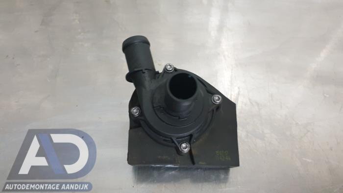 Begagnade Extra vattenpump Volkswagen Golf VII (AUA) 1.5 TSI Evo BMT 16V Pris € 19,99 Marginaltabell erbjuds av Autodemontage Aandijk