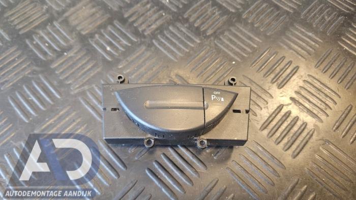 Usados Interruptor PDC Mercedes C Estate (S204) 1.6 C-180K 16V BlueEfficiency Precio € 19,99 Norma de margen ofrecido por Autodemontage Aandijk