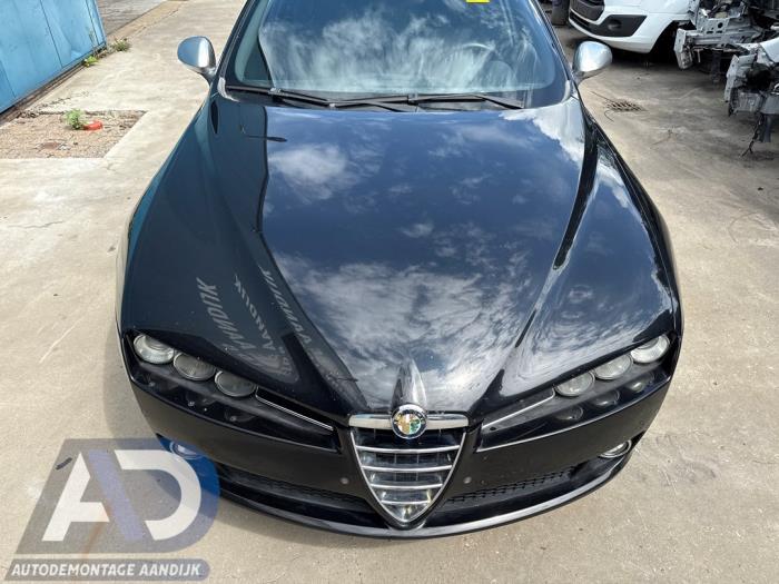 Używane Maska Alfa Romeo 159 (939AX) 2.4 JTDm 20V Cena € 124,99 Procedura marży oferowane przez Autodemontage Aandijk