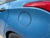 Tank cap cover from a Hyundai i30 (GDHB5), 2011 1.4 16V, Hatchback, Petrol, 1.396cc, 73kW (99pk), FWD, G4FA, 2011-12 / 2015-12, GDHB5P1; GDHB5P2 2014