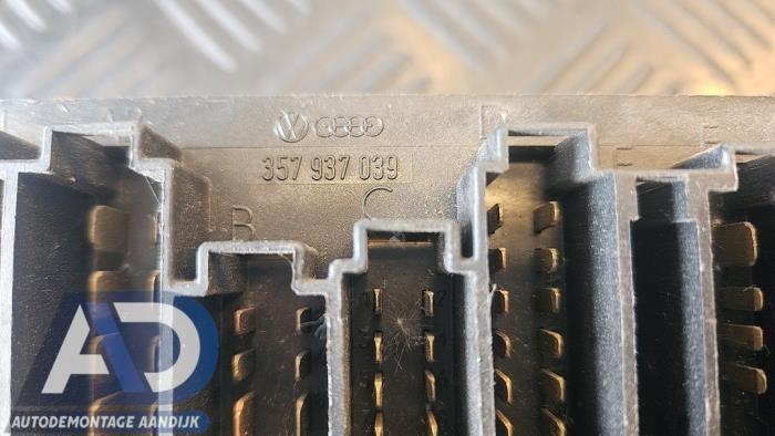 Säkringsbox från en Volkswagen Transporter T4 2.5 TDI 1999