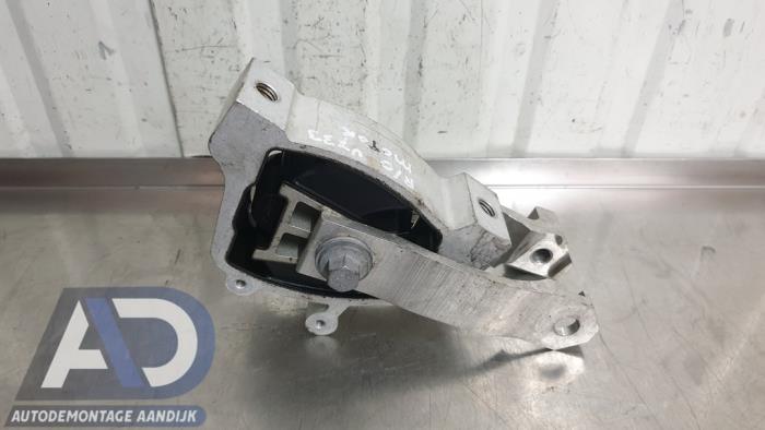 Used Engine mount Landrover Discovery Sport (LC) 2.0 TD4 180 16V Price € 39,99 Margin scheme offered by Autodemontage Aandijk