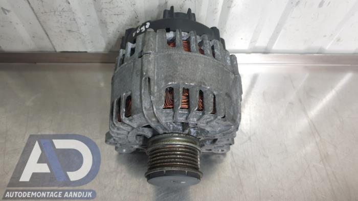 Dynamo från en Volkswagen Passat Variant (3C5) 2.0 TDI 16V 140 4Motion 2009