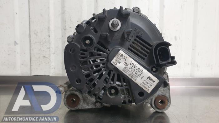 Dynamo från en Volkswagen Passat Variant (3C5) 2.0 TDI 16V 140 4Motion 2009