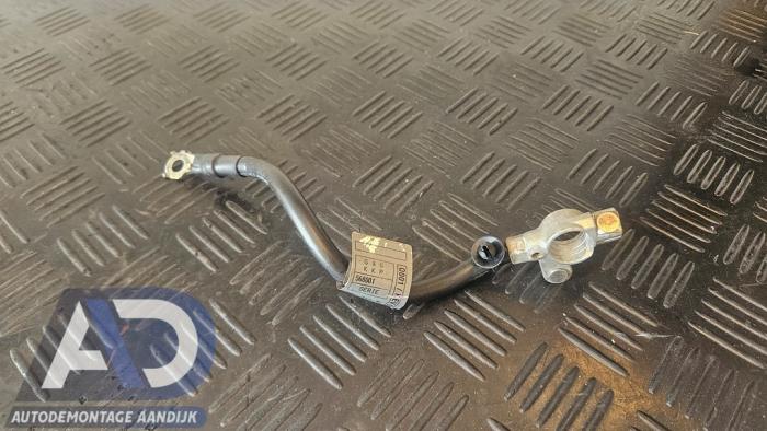 Używane Biegun akumulator Mercedes C Estate (S204) 1.8 C-250 CGI 16V Cena € 19,99 Procedura marży oferowane przez Autodemontage Aandijk