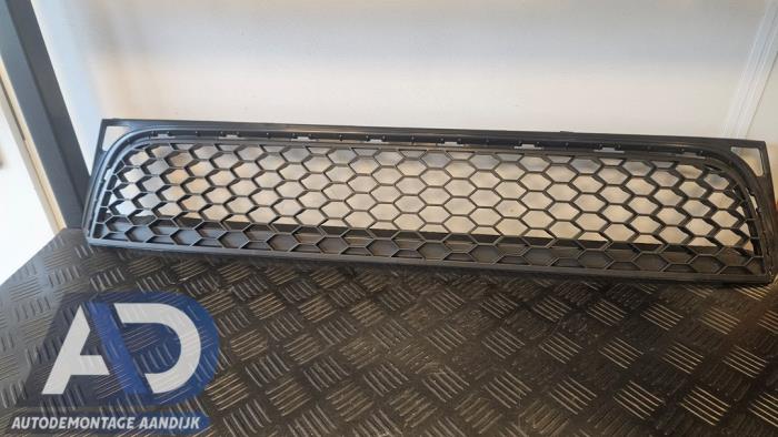 Begagnade Grill Volkswagen Golf VI (5K1) 2.0 GTI 16V Pris € 29,99 Marginaltabell erbjuds av Autodemontage Aandijk