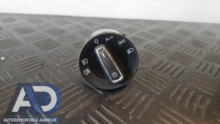 Używane Przelacznik swiatel Seat Leon ST (5FF) 1.6 TDI Ecomotive 16V Cena € 19,99 Procedura marży oferowane przez Autodemontage Aandijk