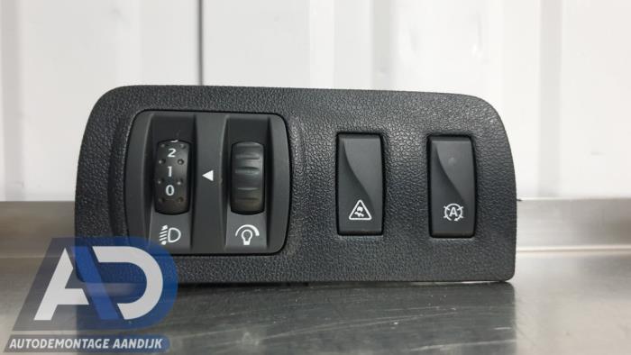 Używane Sciemniacz kokpitowy Renault Megane III Grandtour (KZ) 1.5 dCi 110 Cena € 24,99 Procedura marży oferowane przez Autodemontage Aandijk