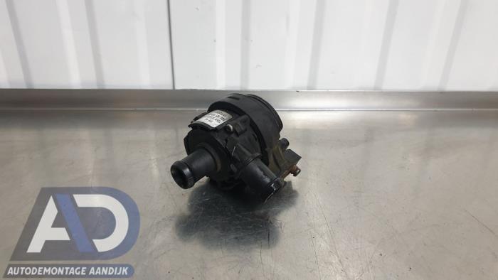 Begagnade Extra vattenpump Seat Leon ST (5FF) 1.6 TDI Ecomotive 16V Pris € 24,99 Marginaltabell erbjuds av Autodemontage Aandijk