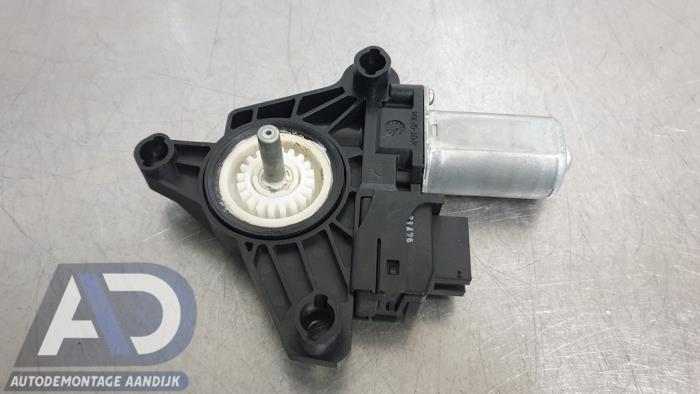 Usados Motor de ventanilla de puerta Mercedes A (W176) 1.6 A-180 16V Precio € 19,99 Norma de margen ofrecido por Autodemontage Aandijk