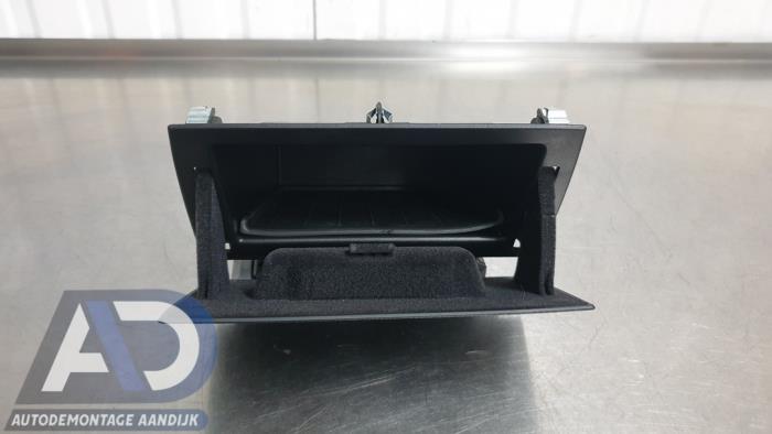 Begagnade Förvaringsfack BMW 1 serie (F20) 114i 1.6 16V Pris € 24,99 Marginaltabell erbjuds av Autodemontage Aandijk