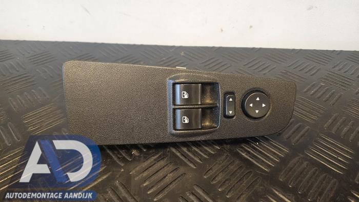 Używane Przelacznik combi okienny Fiat Grande Punto (199) 1.3 JTD Multijet 16V VGT Cena € 24,99 Procedura marży oferowane przez Autodemontage Aandijk