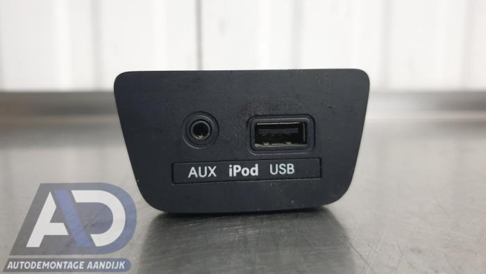 Używane Zlacze AUX/USB Hyundai i30 (GDHB5) 1.4 16V Cena € 29,99 Procedura marży oferowane przez Autodemontage Aandijk