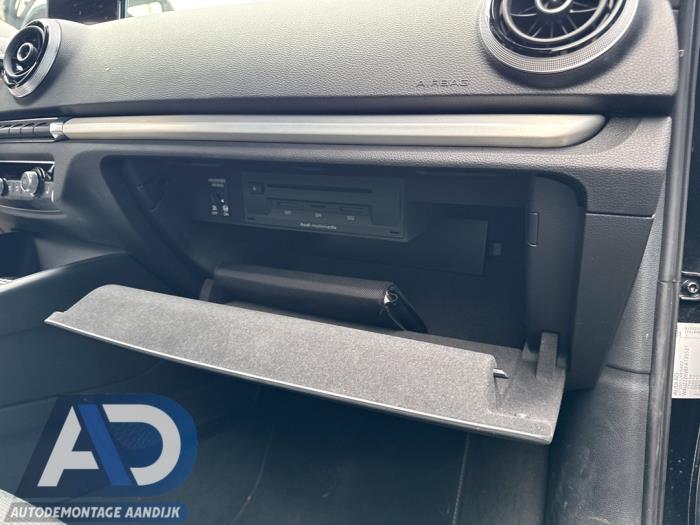 Begagnade Handskfack Audi A3 (8V1/8VK) 1.6 TDI Ultra 16V Pris € 29,99 Marginaltabell erbjuds av Autodemontage Aandijk