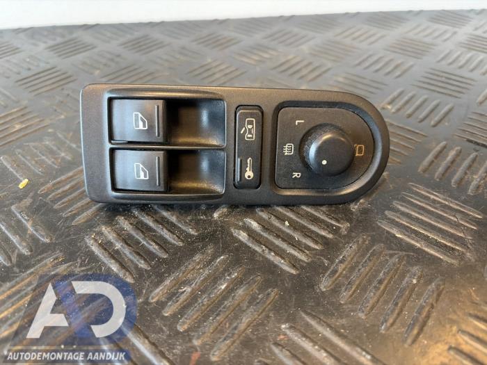 Usados Interruptor combinado de ventanillas Volkswagen Multivan T5 (7E/7HC/7HF/7HM) 2.5 TDi Precio € 39,99 Norma de margen ofrecido por Autodemontage Aandijk