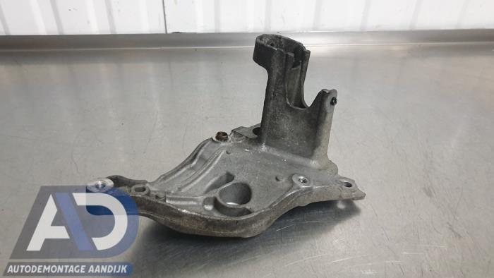 Usagé Support dynamo haut Opel Vivaro 1.5 CDTI 102 Prix € 36,29 Prix TTC proposé par Autodemontage Aandijk