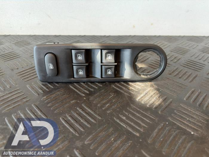 Usados Interruptor de ventanilla eléctrica Renault Captur I (2R) 1.2 TCE 16V EDC Precio € 29,99 Norma de margen ofrecido por Autodemontage Aandijk