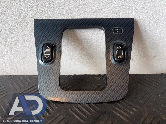 Usados Interruptor de ventanilla eléctrica Mercedes SLK (R170) 2.0 200 16V Precio € 24,99 Norma de margen ofrecido por Autodemontage Aandijk