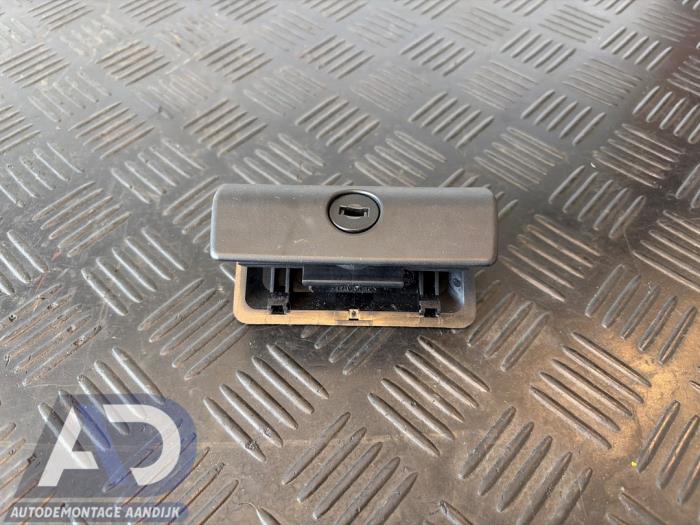 Begagnade Handskfacklock BMW 5 serie (E39) 525i 24V Pris € 19,99 Marginaltabell erbjuds av Autodemontage Aandijk