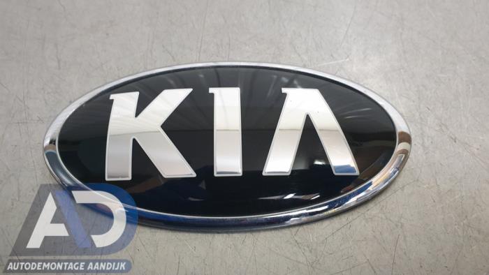 Begagnade Emblem Kia Sportage (QL) 1.6 GDI 16V 4x2 Pris € 29,99 Marginaltabell erbjuds av Autodemontage Aandijk