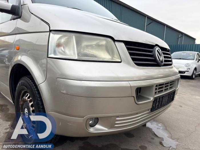 Używane Reflektor prawy Volkswagen Multivan T5 (7E/7HC/7HF/7HM) 2.5 TDi Cena € 34,99 Procedura marży oferowane przez Autodemontage Aandijk