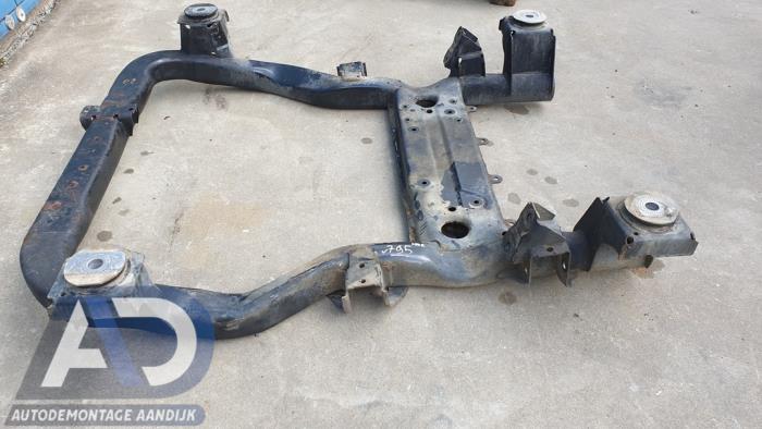 Subframe from a Volkswagen Multivan T5 (7E/7HC/7HF/7HM) 2.5 TDi 2004