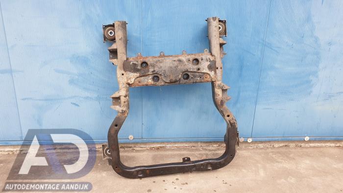 Subframe from a Volkswagen Multivan T5 (7E/7HC/7HF/7HM) 2.5 TDi 2004
