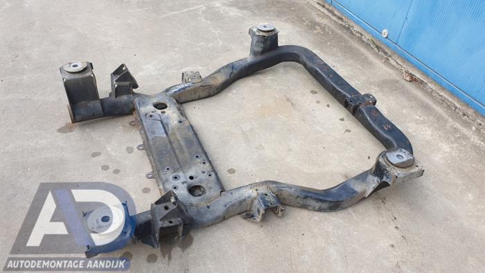 Subframe from a Volkswagen Multivan T5 (7E/7HC/7HF/7HM) 2.5 TDi 2004