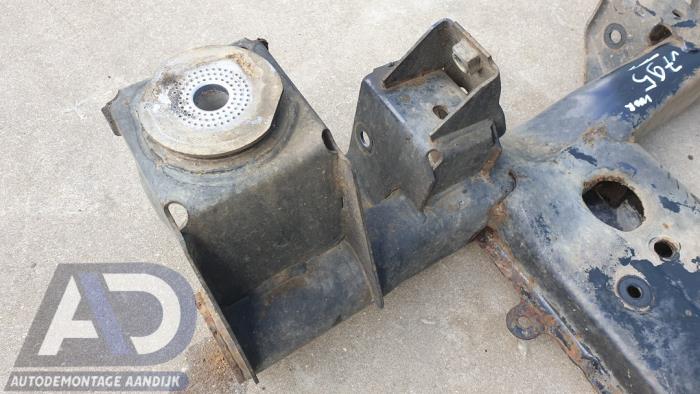 Subframe from a Volkswagen Multivan T5 (7E/7HC/7HF/7HM) 2.5 TDi 2004