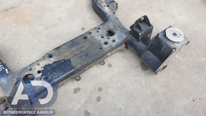 Subframe from a Volkswagen Multivan T5 (7E/7HC/7HF/7HM) 2.5 TDi 2004