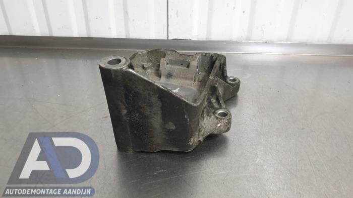 Support dynamo bas d'un Volkswagen Multivan T5 (7E/7HC/7HF/7HM) 2.5 TDi 2004