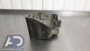Support dynamo bas d'un Volkswagen Multivan T5 (7E/7HC/7HF/7HM) 2.5 TDi 2004