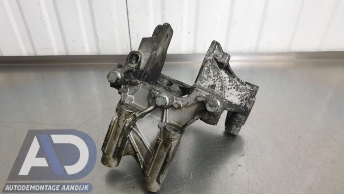 Used Engine mount Volkswagen Multivan T5 (7E/7HC/7HF/7HM) 2.5 TDi Price € 29,99 Margin scheme offered by Autodemontage Aandijk