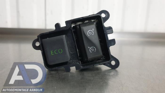 Używane Obsluga tempomatu Renault Captur I (2R) 1.2 TCE 16V EDC Cena € 29,99 Procedura marży oferowane przez Autodemontage Aandijk