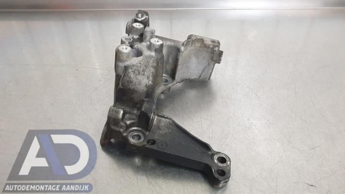 Engine mount from a Opel Vivaro 1.5 CDTI 102 2020