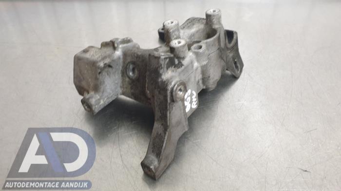 Engine mount from a Opel Vivaro 1.5 CDTI 102 2020